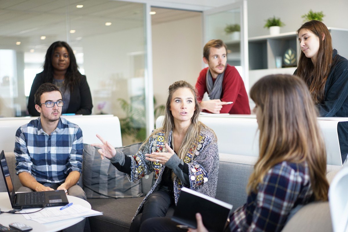 businesswomen_caucasian_consult_consultation_consulting_conversation_discussion_employees-910324